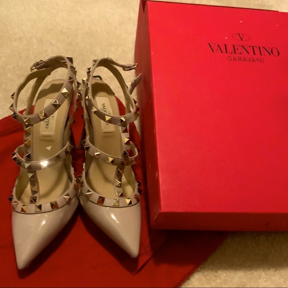 Nude patent Valentino pumps - Authentic